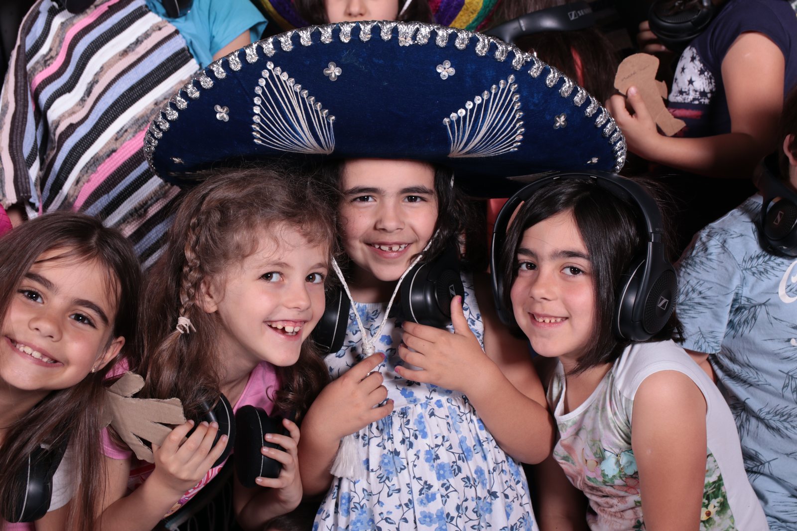Alunas a rir, com chapéu mexicano e auscultadores