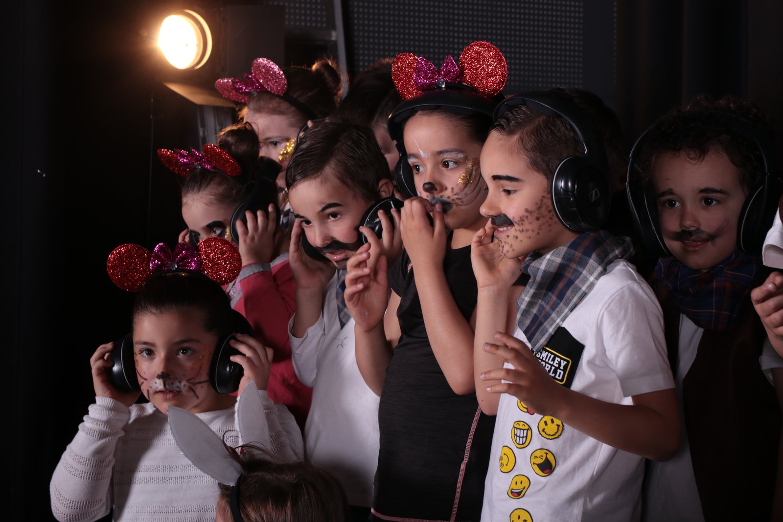 Alunos mascarados a cantar, na gravação de Natal