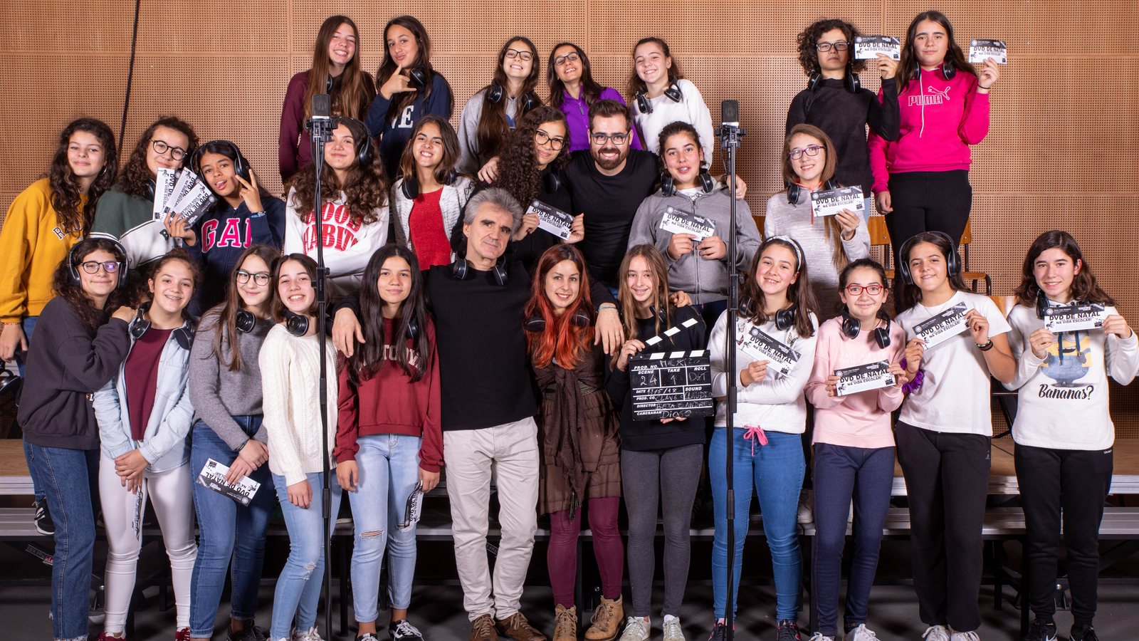 Jovens e adultos de um grupo musical do concelho, juntos antes da gravação