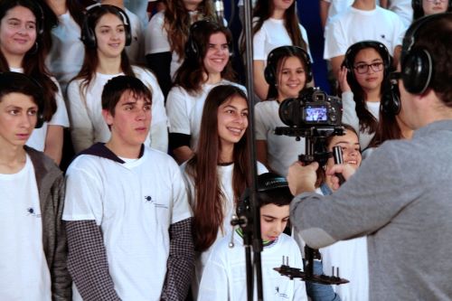 Grupo de alunos a gravar com o técnico de vídeo