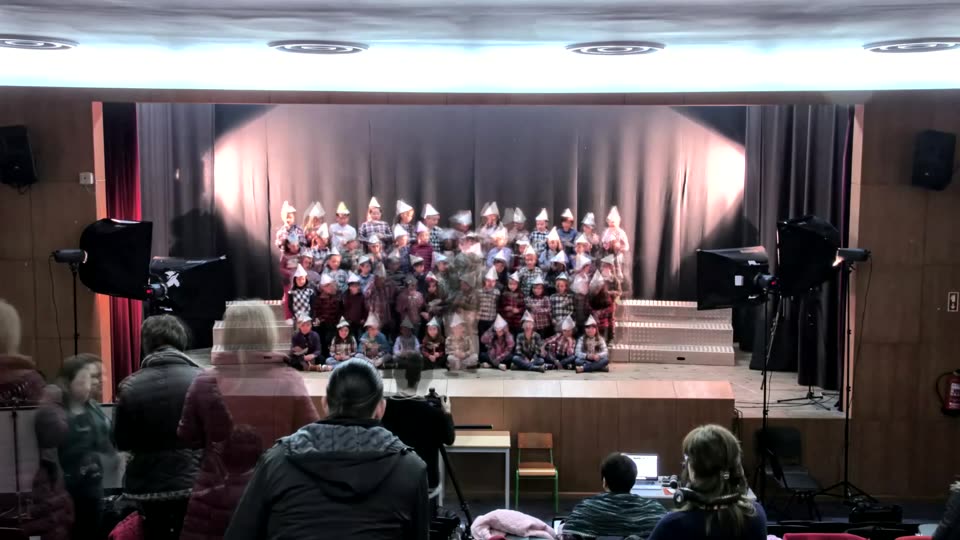 Coro de alunos no palco do auditório, durante a gravação em Monção