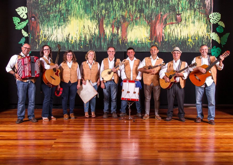 Grupo Voz Amiga de Terrugem em palco, com violas, acordeão e cavaquinho